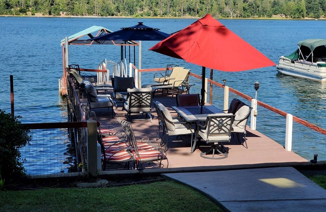 Cheerful Lakefront 4 Bedroom Cabin