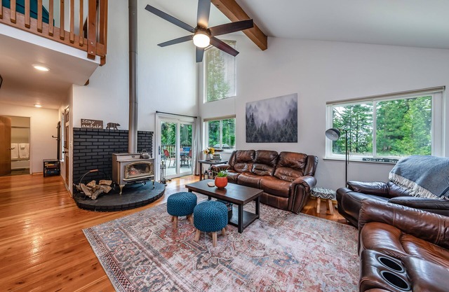 Cheerful, spacious family cabin ready for fun!