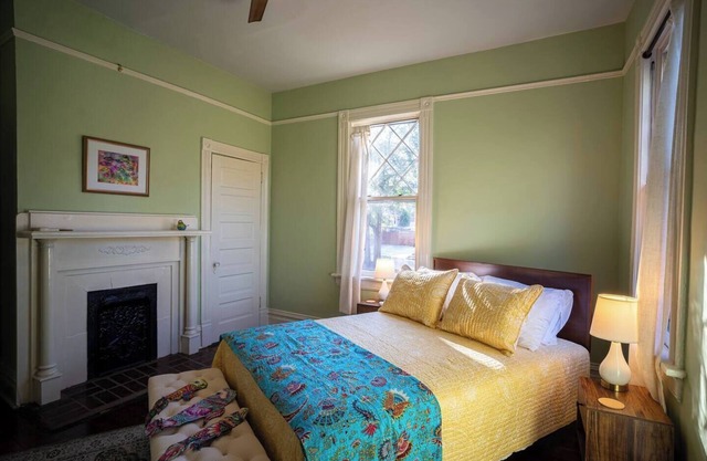 Cheerful, sunny historic stay