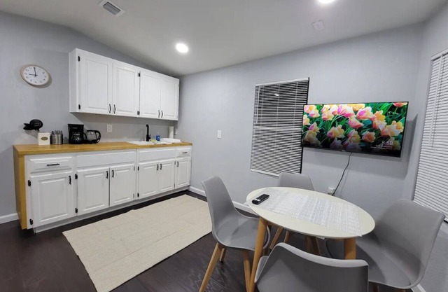 Cheerful Tiny House, 35 min to Key West, comes with free pool and parking