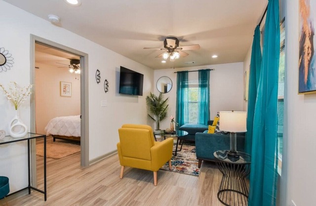 Cheerful Upstairs Unit of Guest Home with Private Terrace, BBQ Area & Yard Games