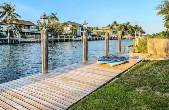 Cheerful waterfront 2 bedroom house with pool