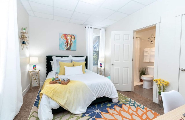 Cheery & Comfortable Apartment Near Downtown – Ideal for Extended Stays