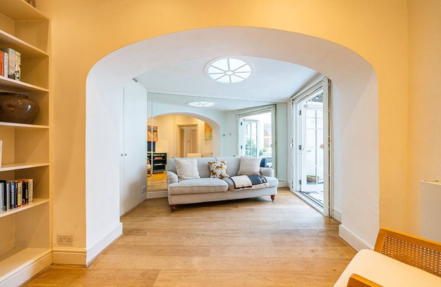 Chelsea pad in great location off Fulham Road