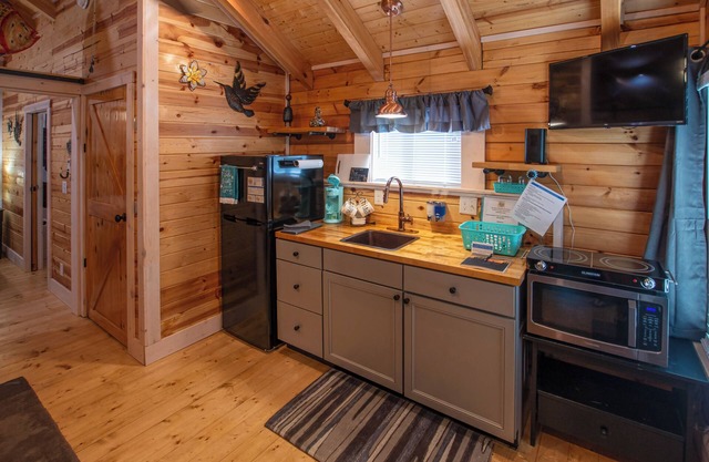 Cherokee Lake Vacation 1 BR 1 Bath Tiny Log Cabin