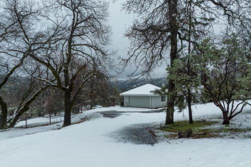 Cherry Cottage 15 min from Yosemite South Entrance
