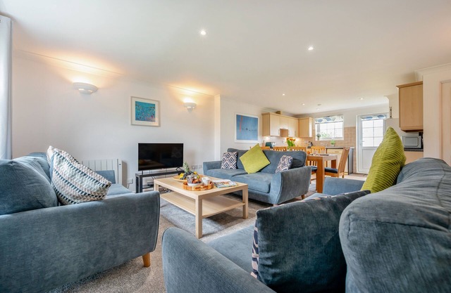 Cherry Cottage - Four Bedroom House, Sleeps 8