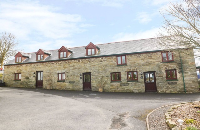 CHERRY COTTAGE, pet friendly, with hot tub in Newcastle Emlyn