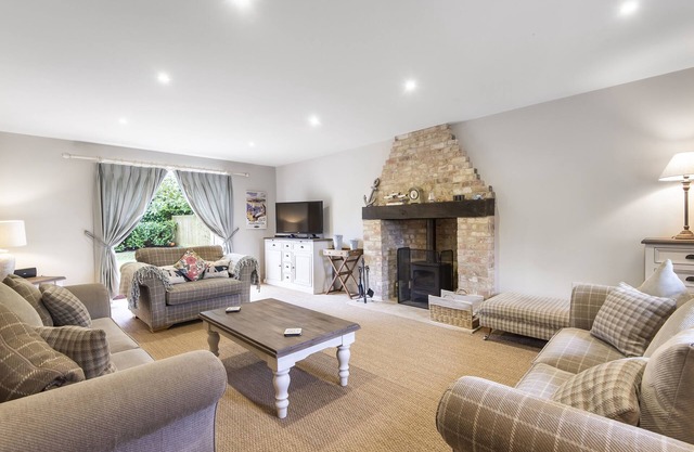 Cherry House - sleeps 8 guests in 4 bedrooms