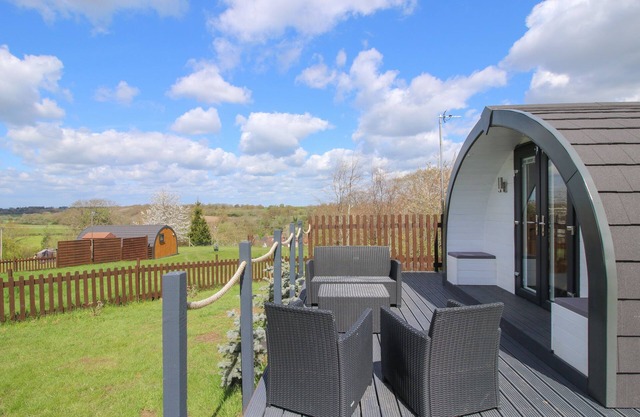 CHERRY POD 2, pet friendly, with a garden in Meole Brace