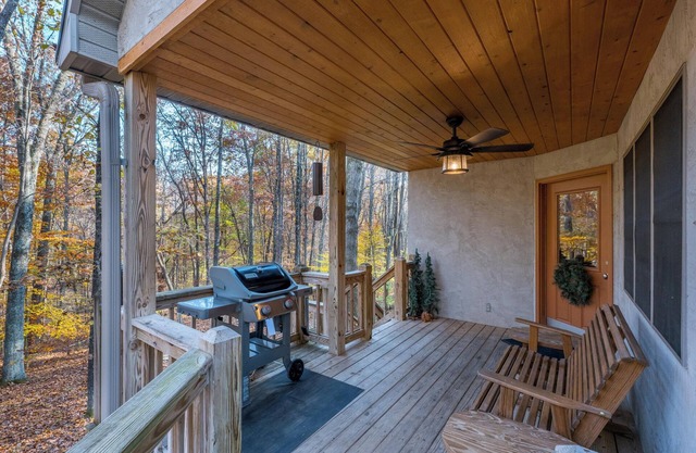 Cherry Ridge Retreat Luxury Cabin Whispering Pines, w/hot tub and private pond!