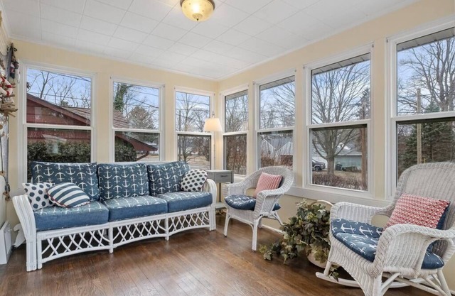 Cherry Street Retreat - 4 Bedroom, Close to Beach