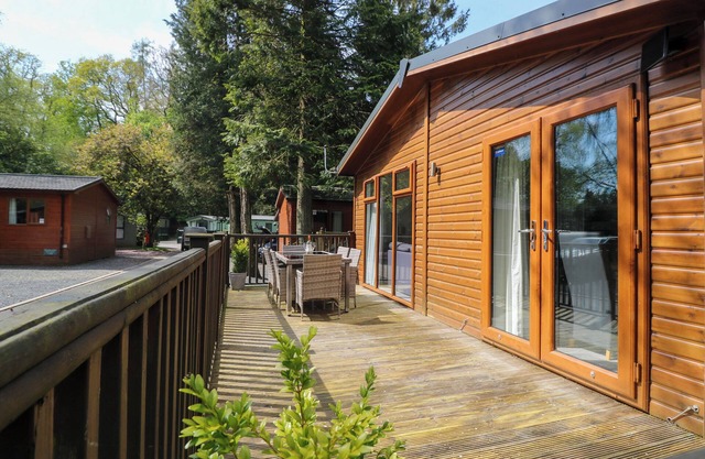 CHERRY TREE LODGE, pet friendly, with a garden in Windermere
