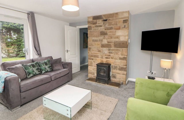 CHESHIRE HOUSE, pet friendly in Castleton, Peak District
