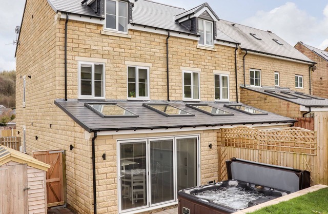 CHESHIRE VIEW, pet friendly, character holiday cottage in Buxton