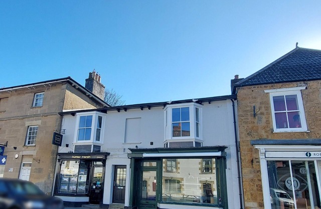 Chesswood: newly renovated 2 Bedrm Apt + parking in Market Town of Castle Cary