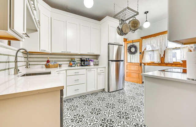 'chestnut Hill' Vintage Farmhouse w/Deck & Yard