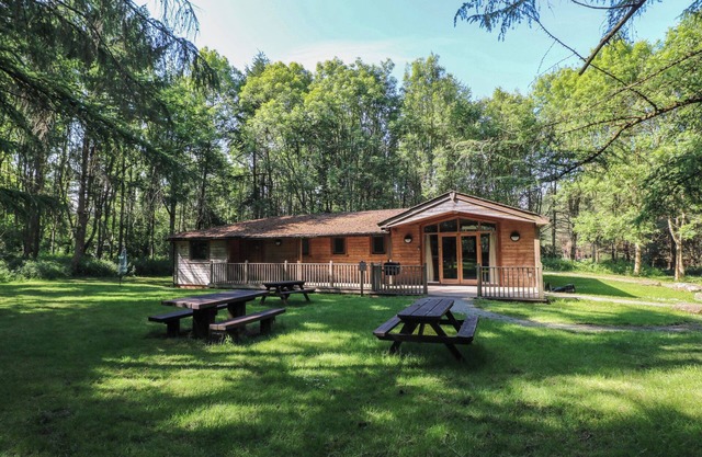 CHESTNUT LODGE, family friendly, with a garden in Rosliston