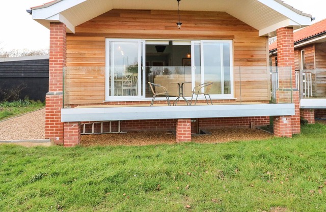 CHESTNUT LODGE, pet friendly, with a garden in Old Buckenham
