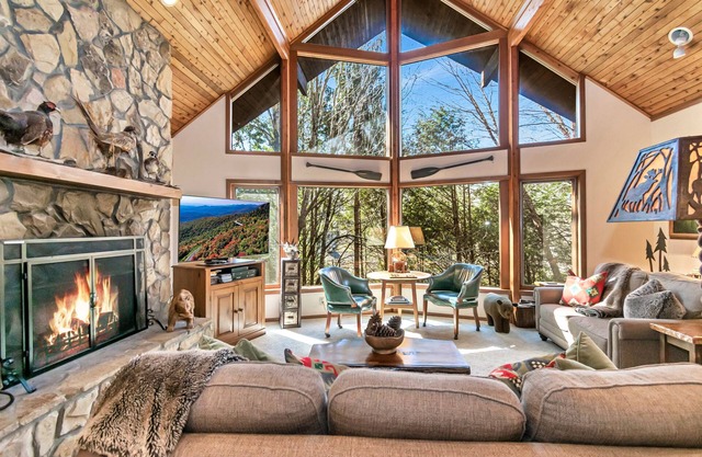 Chetola 4BR Luxury House; Pool, Fitness Center, Walk to Town,Hike in Nat'l Park