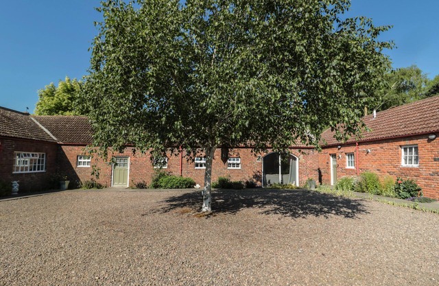 CHEVIOT VIEW, pet friendly, with a garden in Cornhill-On-Tweed