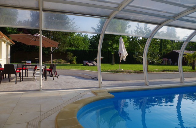 CHEVREUSE VALLEY VILLA RENTAL WITH POOL 35 KMS FROM PARIS