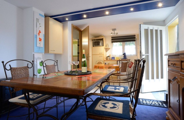 CHEZ CLAUDE