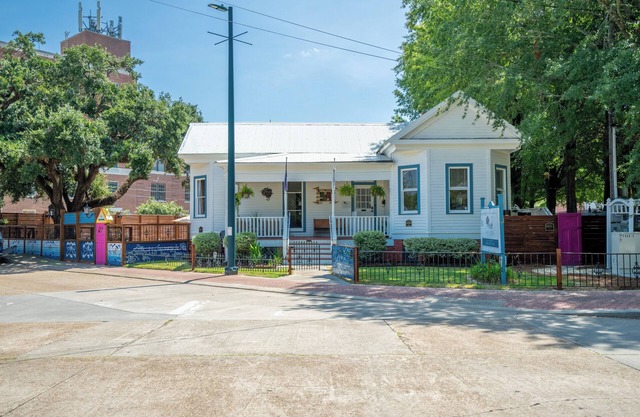 Chez La Fête - Guesthouse & Backyard