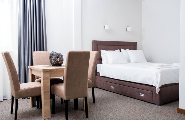 Chic 1-bedroom apartment with WiFi, AC in amazing near airport