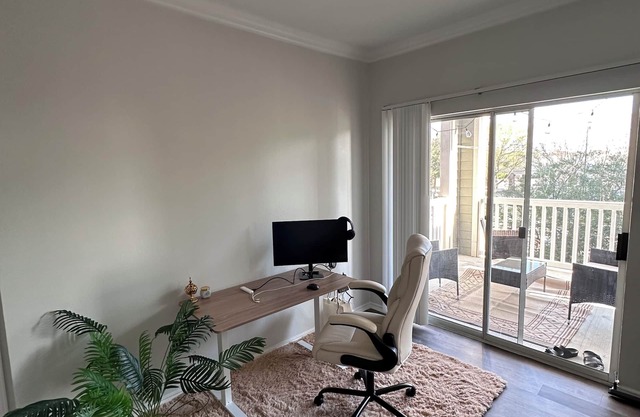 Chic 1-bedroom apartment with WiFi, fitness room in vibrant Houston