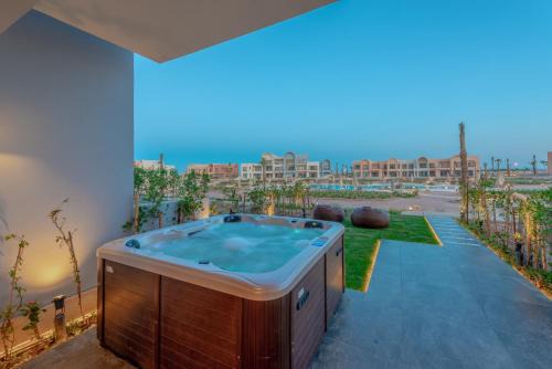 Chic 1 BR with private jacuzzi