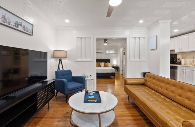 Chic 1BR Apartment in the Heart of Montrose, Walk to Restaurants and Bars