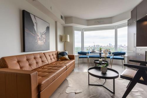 Chic 1BR plus Den Condo Near ROM and CN Tower