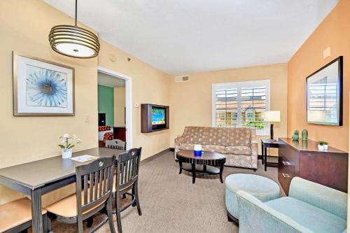 Chic 1BR Suite w Pool Hot Tub & BBQ Near Disney