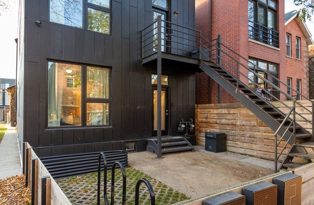 Chic 2-Bed, 2-Bath Flat, Courtyard & Fire Pit in Ukrainian Village, Chicago!