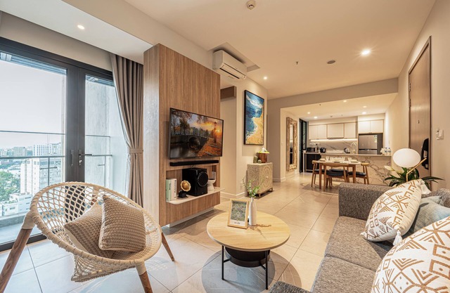 Chic 2-bedroom apartment with Pool & Gym in enchanting Saigon
