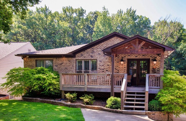 Chic 2 bedroom apartment close to downtown B'ham