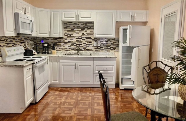 Chic 2-Bedroom Apartment in Charming St. Cloud 25 miles to Disney