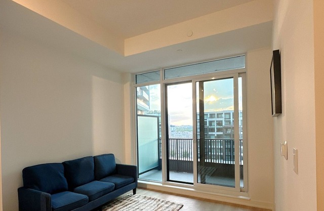 Chic 2-bedroom apartment room, free parking in Downtown Markham