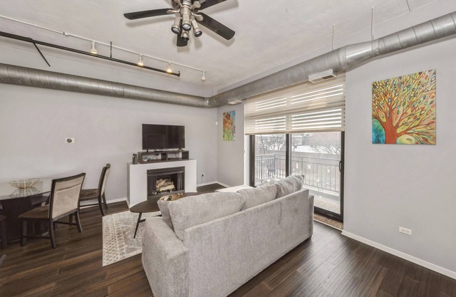 Chic 2-bedroom apartment with WiFi, AC in lovely Chicago