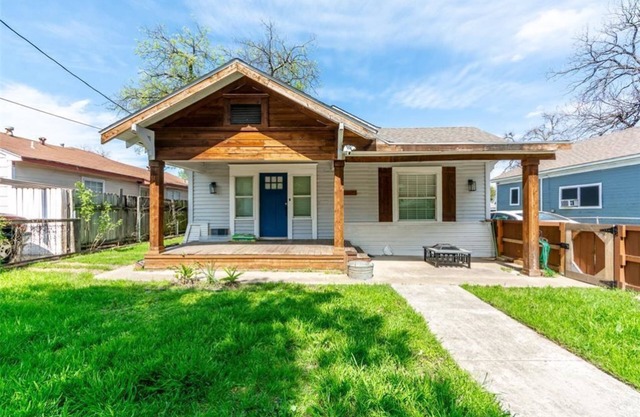 Chic 2-bedroom apartment with WiFi, AC in vibrant Dallas