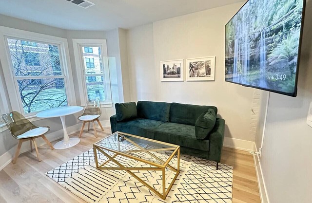 Chic 2-Bedroom Condo in Gold Coast – Modern & Newl