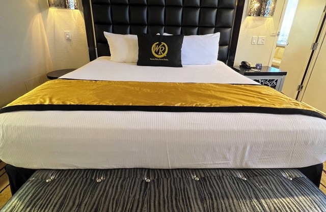 Chic 2-bedroom hotel suites with WiFi, fitness room in vibrant Las Vegas