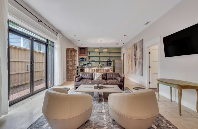 Chic 2-bedroom just 5 minutes' stroll from Forsyth Park with free parking!