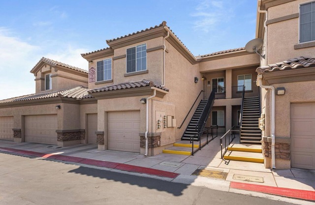 Chic 2-bedroom condo w/nice office, pool and WiFi in fantastic North Las Vegas