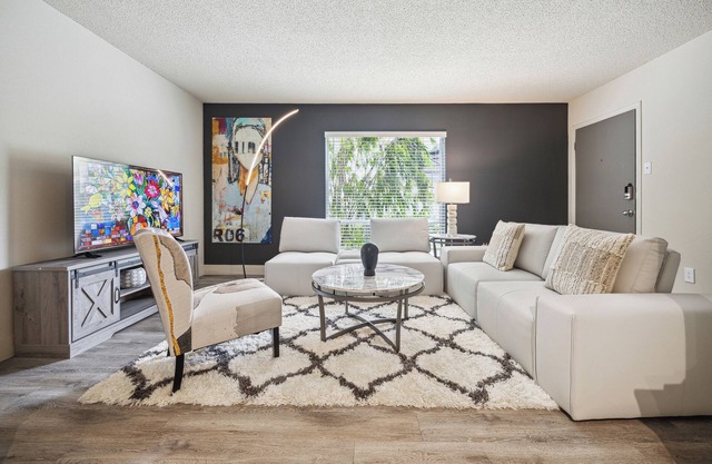 Chic 2BR 2BA Galleria Condo Unit 123