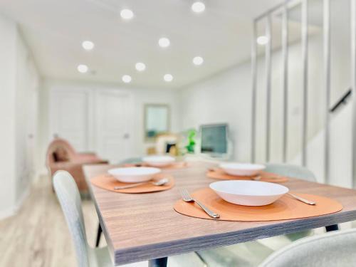 Chic 2Br Basement Haven for Families - Fast Wi-Fi