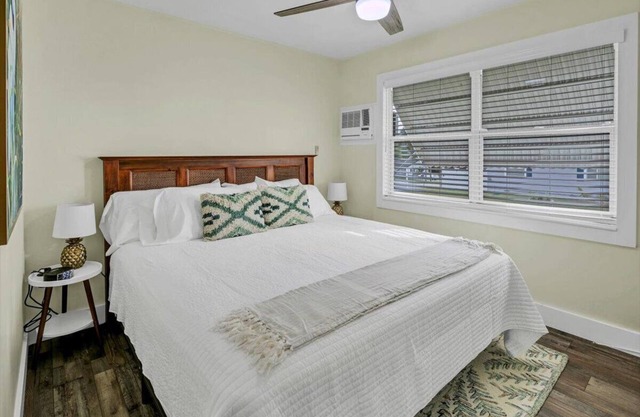 Chic 2BR Retreat Safety Harbor + Wi-Fi Access