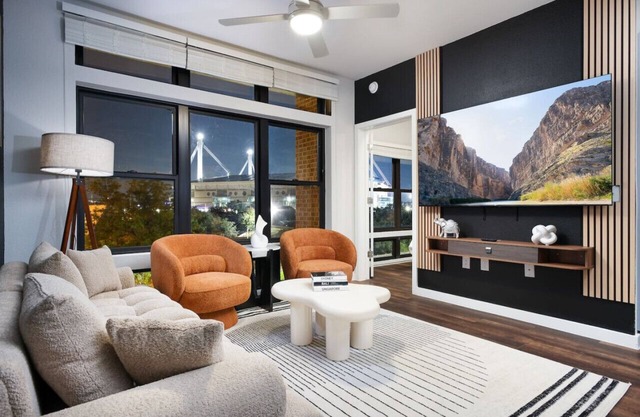 Chic 2BR w/Gym, Parking Near Rvrwalk & Dome