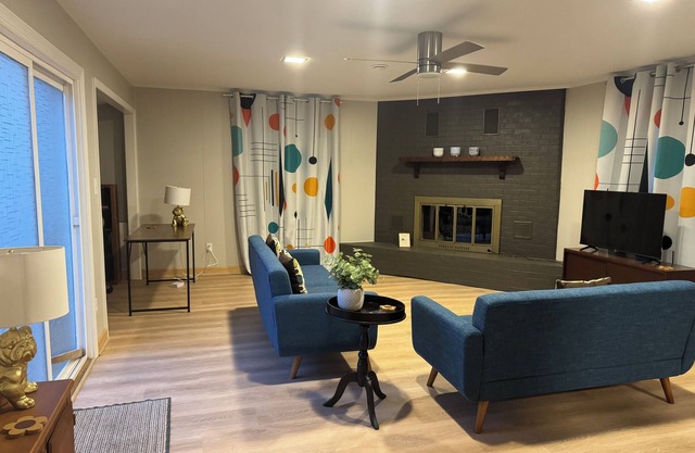 Chic 3 Bedroom Midcentury Modern Retreat in Wonderful Greensboro
